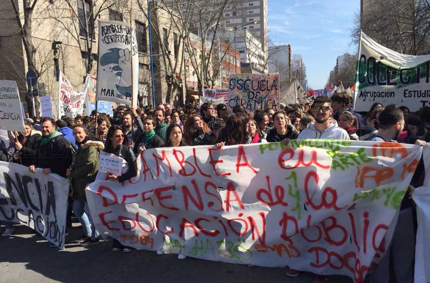 Miles de alumnos marcharon en defensa de la universidad pública