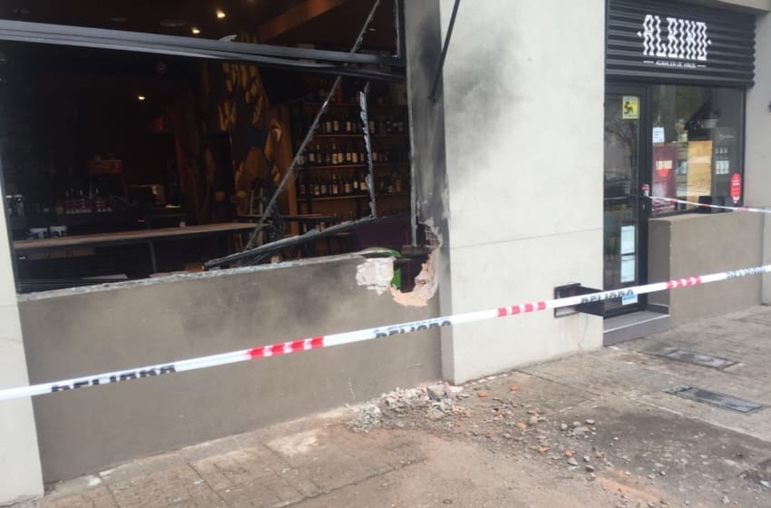 Explotaron una “bomba” contra un bar de La Perla