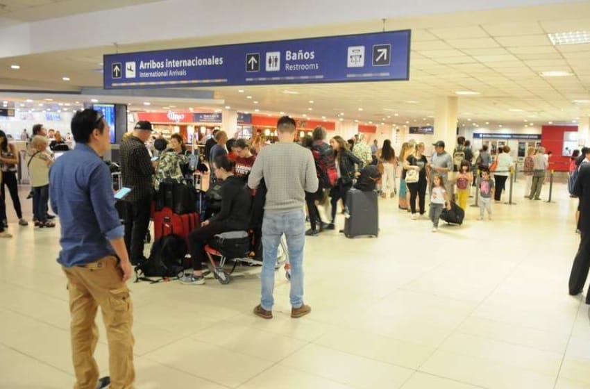 El Gobierno dispuso la apertura del aeropuerto de Rosario y 4 pasos en Neuquén como corredores seguros