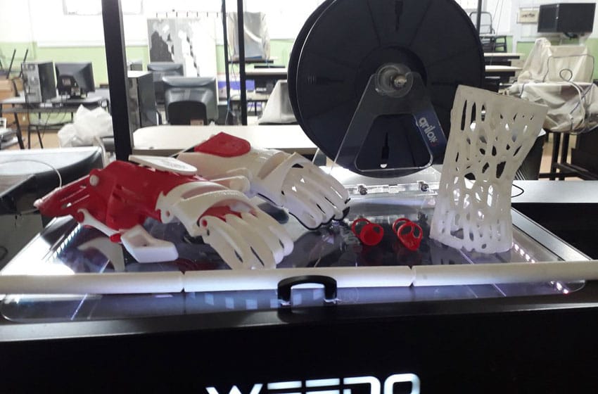 Alumnos buscan donaciones para fabricar prótesis con impresoras 3D