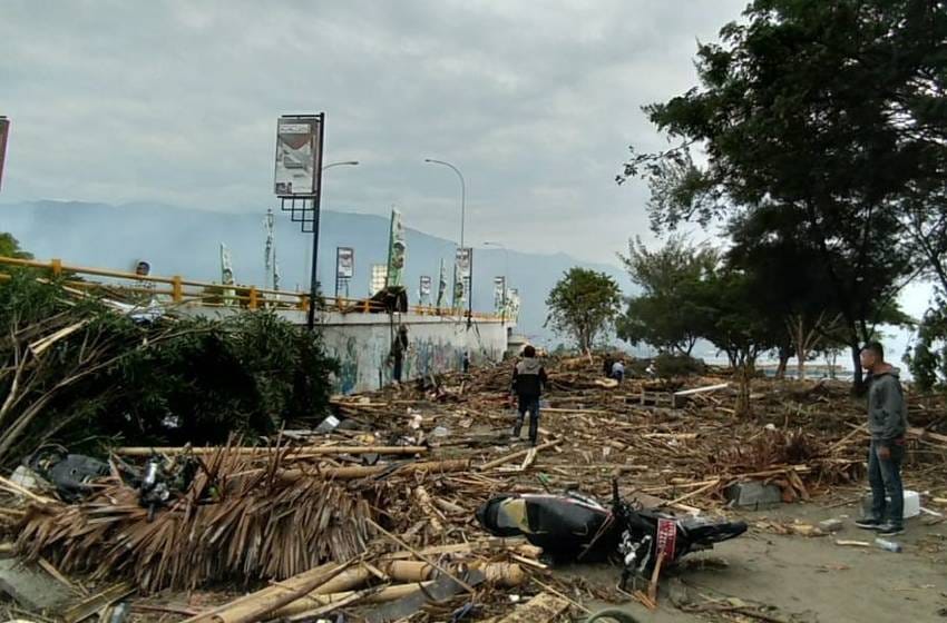 El tsunami y el terremoto de Indonesia dejó casi 400 muertos