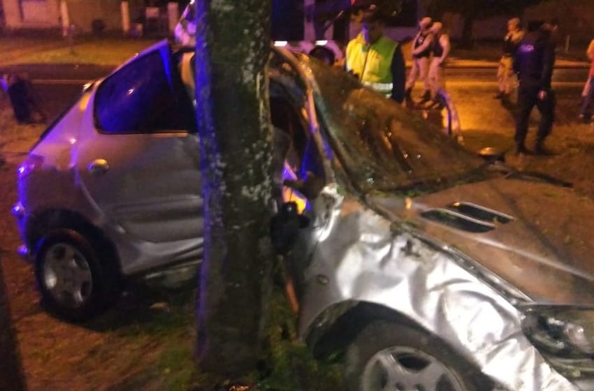 Perdieron el control del auto y chocaron contra un árbol: un muerto