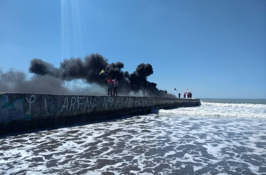 Piden "duras multas" contra guardavidas por quemar gomas en la playa
