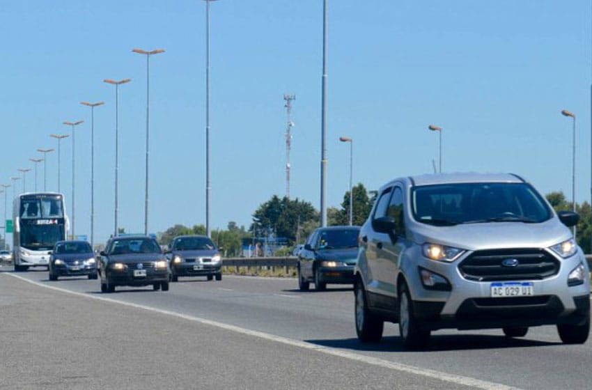 Éxodo turístico: 2700 autos circulan por hora en Ruta 2