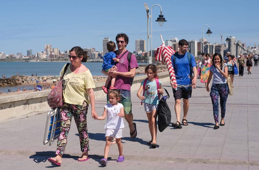 Mar del Plata recibió casi 100 mil turistas este fin de semana largo