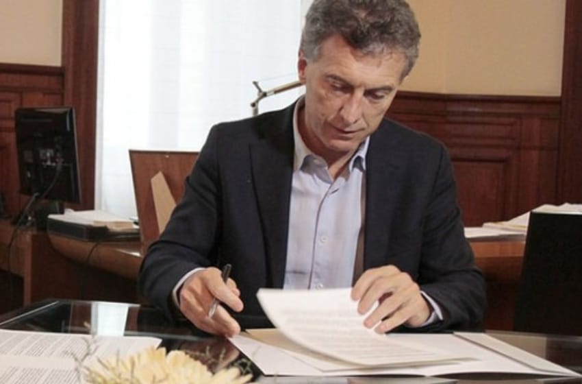 Macri firmó el duelo nacional de 3 días en honor a los 44 tripulantes