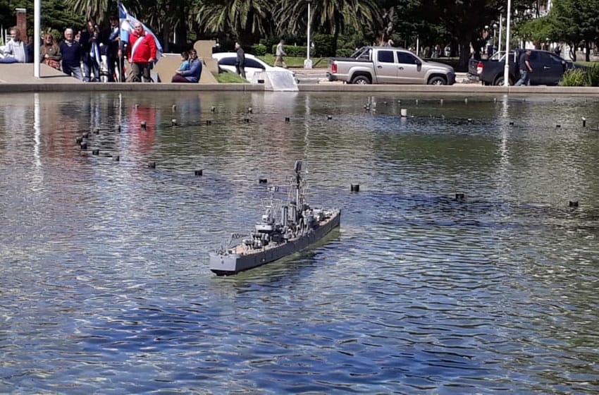 Una réplica del General Belgrano "navegó" en la fuente del Milenio