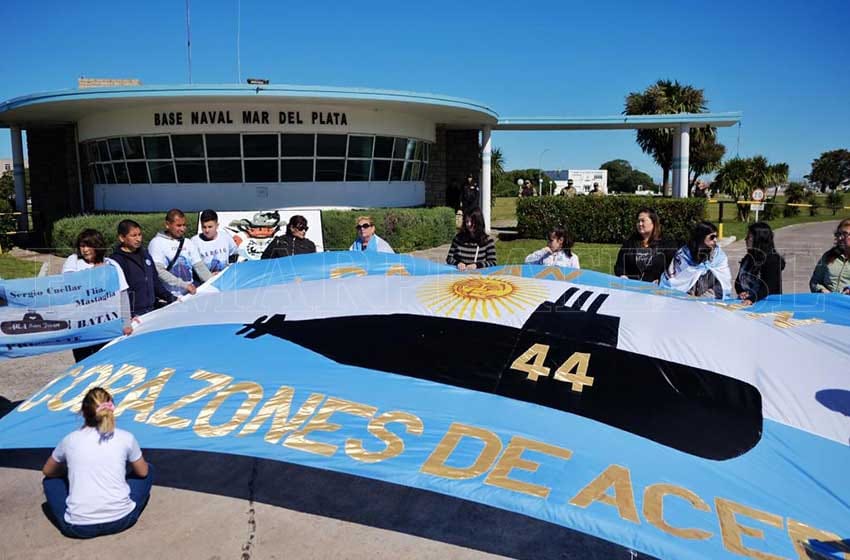 ARA San Juan:"Los familiares vamos a sacar a Aguad de los pelos"