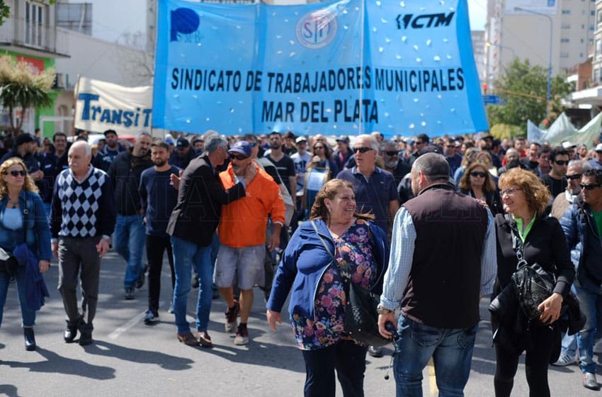 En pleno conflicto, municipales se movilizan al Ministerio de Trabajo