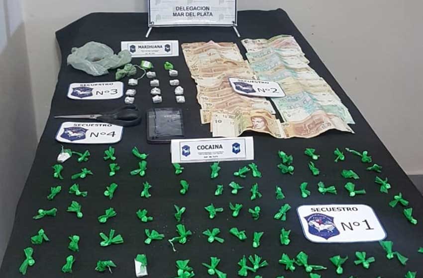 Atraparon a dos personas con 100 envoltorios de cocaína y marihuana