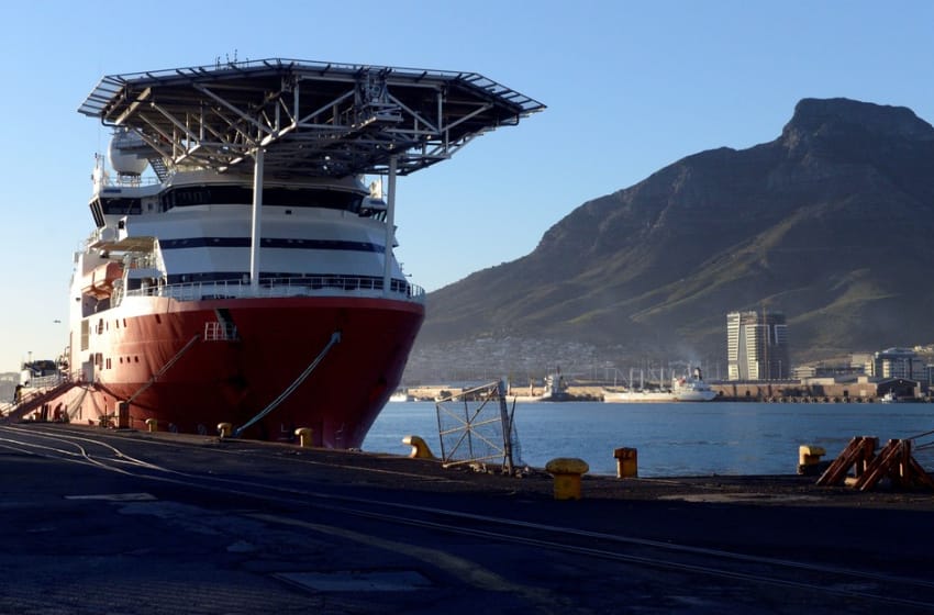 El barco con 67 mil fotos del ARA San Juan, llegó a Ciudad del Cabo