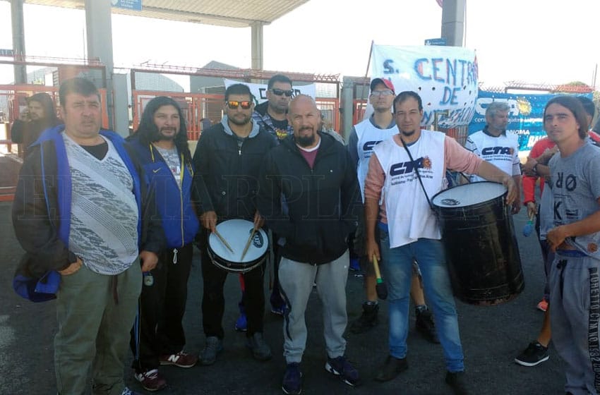 Trabajadores de la estiba mantienen boqueadas terminales del Puerto