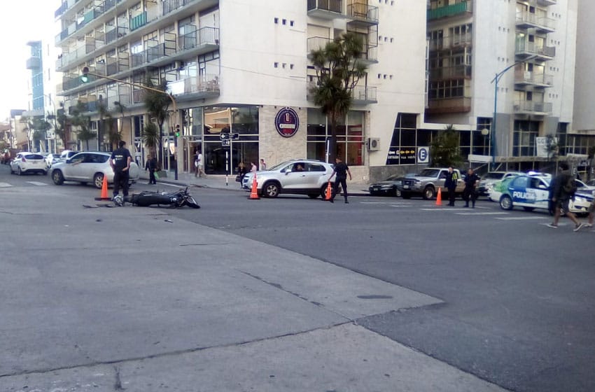 Un auto chocó a una moto en avenida Colón y se dio a la fuga