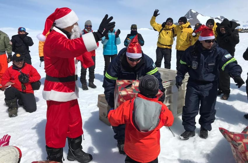 Papá Noel repartió regalos en la base Argentina en la Antártida
