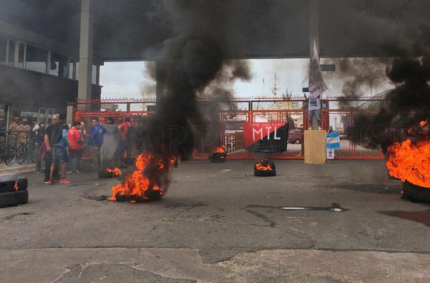 Con quema de gomas, bloquearon el ingreso a terminales del Puerto