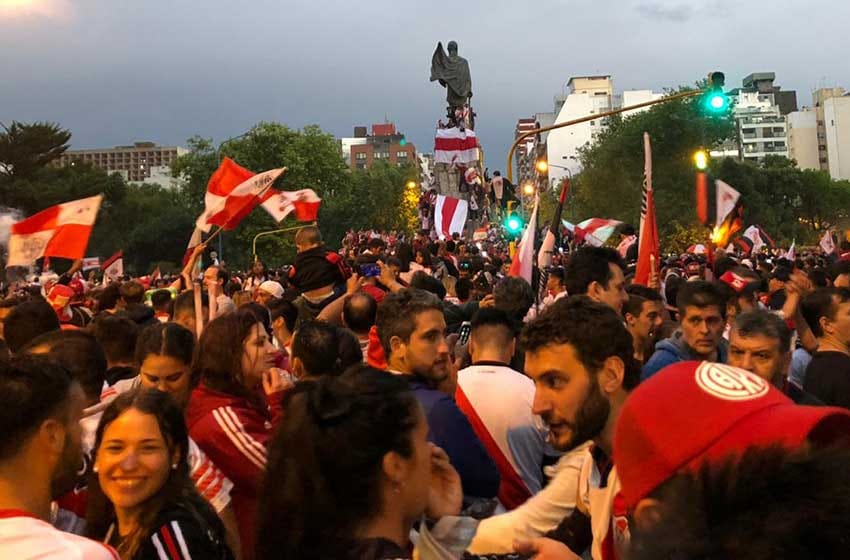 Miles de hinchas de River festejaron en el Monumento a San Martín