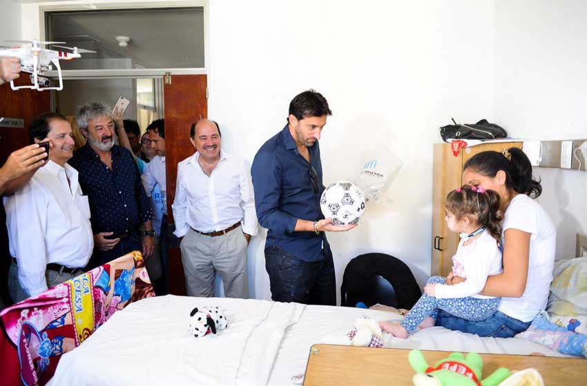 Dirigentes de Racing donaron juguetes en el Hospital Materno Infantil