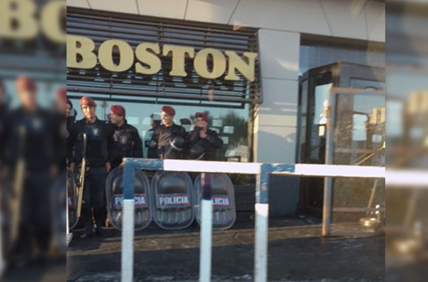 Desalojaron a trabajadores de la Boston en plena madrugada