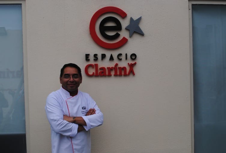 El chef Carlos Reynaga trajo la empanada salteña a Espacio Clarín