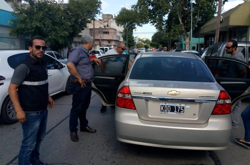 Continúa la lucha contra Uber: el Municipio secuestró seis autos