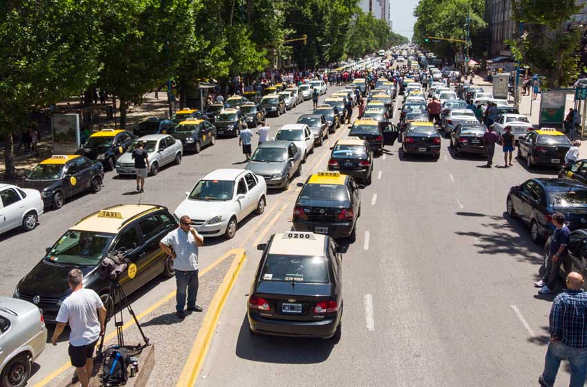 Este jueves, taxistas y remiseros volverán a movilizarse contra Uber