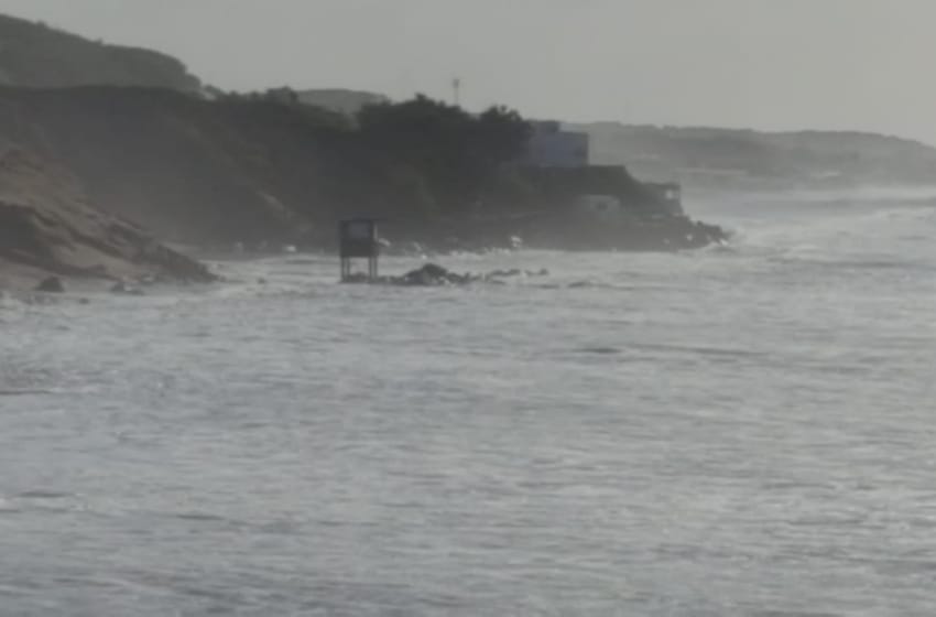 Una gran crecida afecta las playas del sur y hay peligro de derrumbe