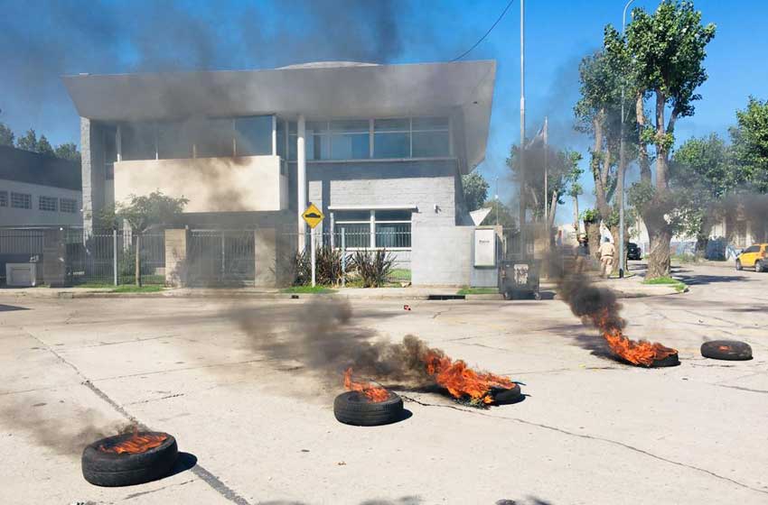 Con quema de gomas, estibadores realizan un bloqueo en el Puerto