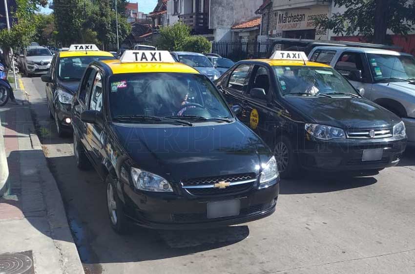 Taxistas aseguran que trabajan "a full" y que hay más de dos mil unidades en las calles