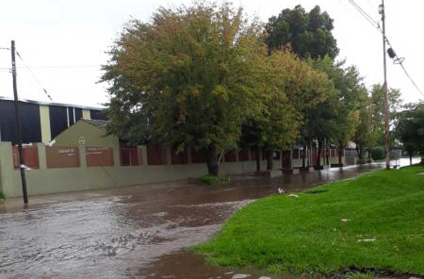 Una familia tuvo que ser evacuada a causa de las lluvias en la ciudad