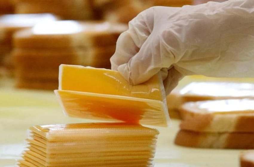 El polémico reto viral en el que padres lanzan queso a sus bebés