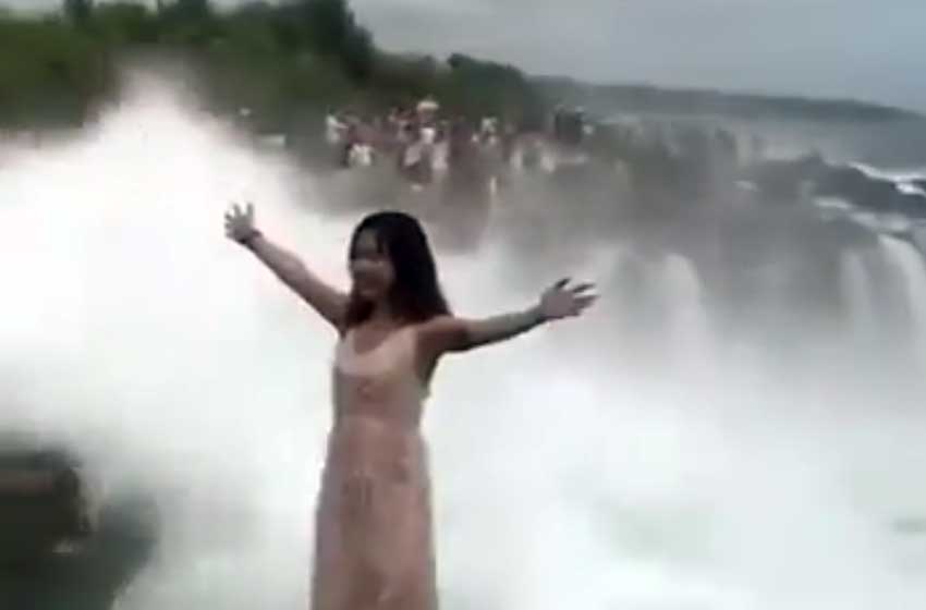 Una turista posaba para la foto y una enorme ola la arrastró