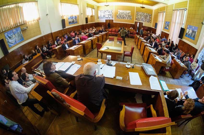Convocan a Asamblea de concejales y mayores contribuyentes para ratificar aumento de tasas