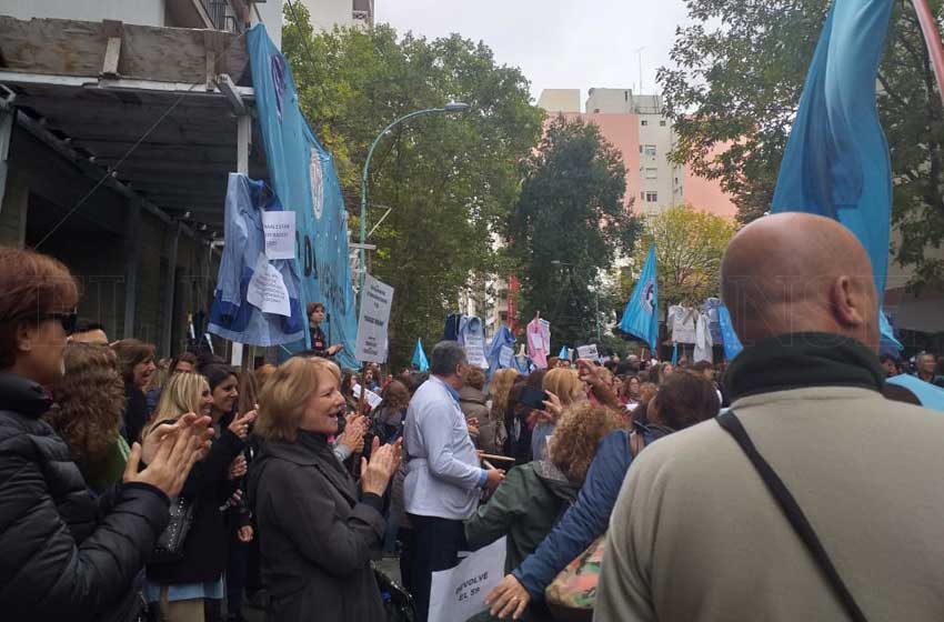 Protesta de docentes municipales: "Acá toman decisiones arbitrarias"