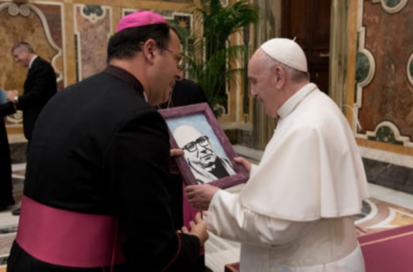 El Obispo Mestre le entregó al Papa un regalo de los presos de Batán