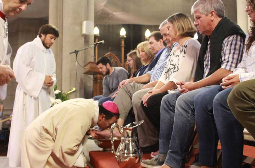 En la Catedral, el Obispo lavó los pies a seis parejas