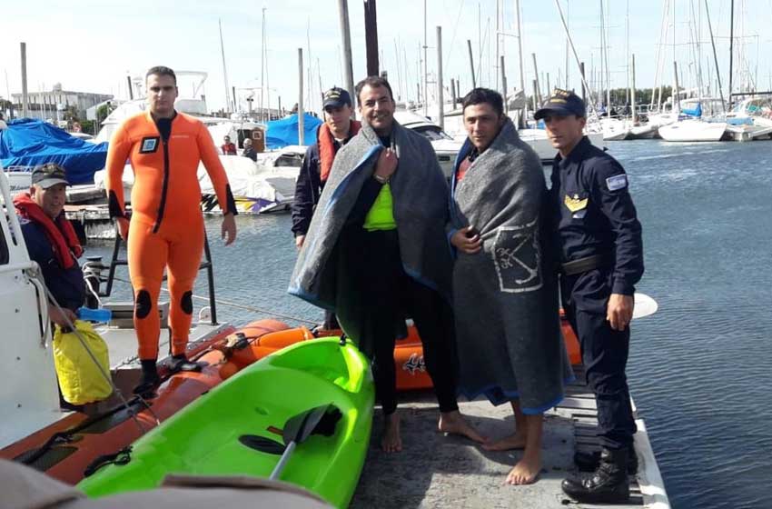 Rescataron en el mar a dos kayakistas en Punta Mogotes