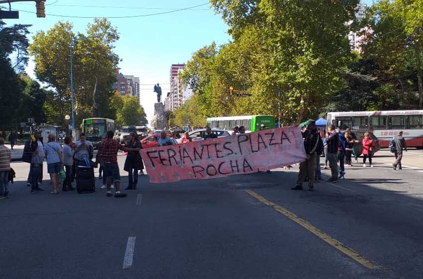 Otra vez, feriantes de Plaza Rocha protestaron frente al Municipio
