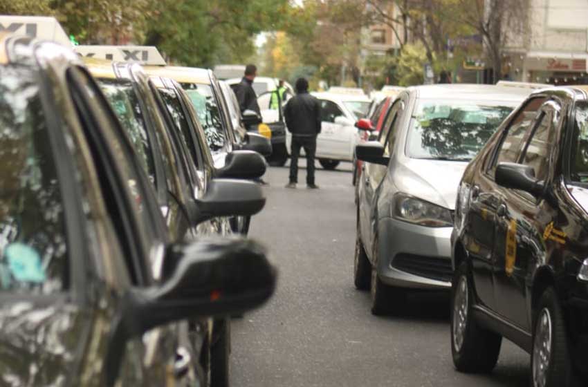 Fuerte movilización a Tribunales de taxistas y remiseros contra Uber