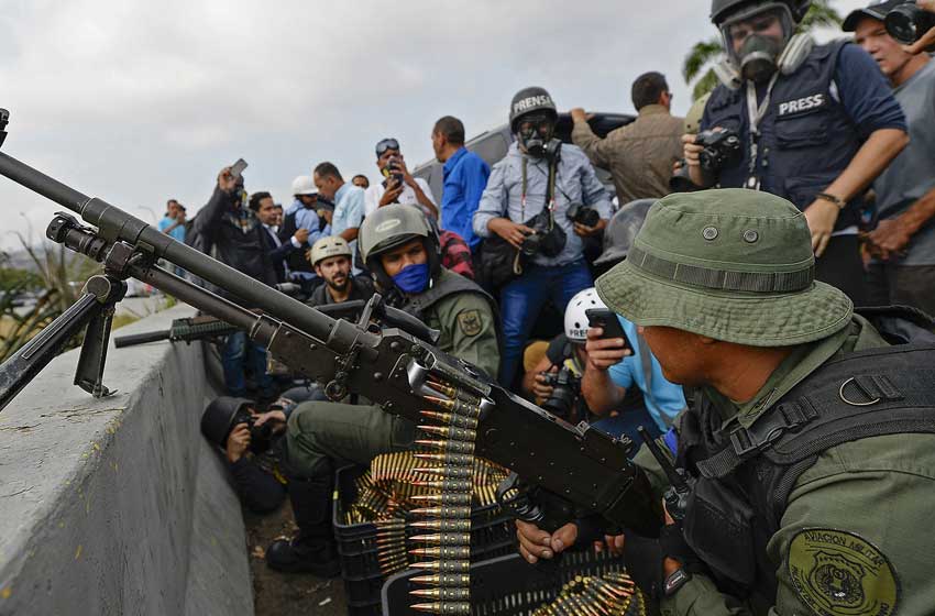 Levantamiento militar y represión en las calles de Venezuela