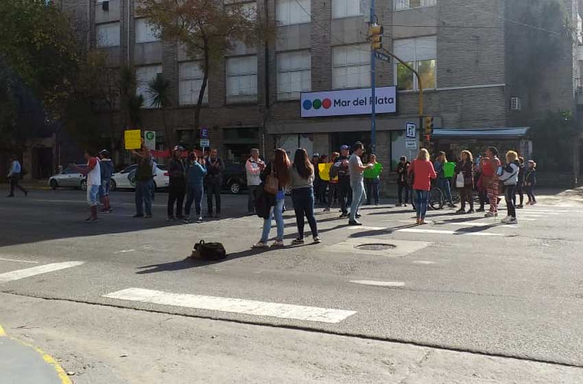 Feriantes de Plaza Rocha protagonizan otro corte sobre Avenida Luro
