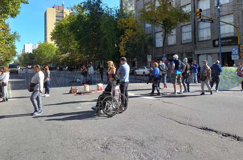 Feriantes de Plaza Rocha volvieron a cortar la avenida Luro