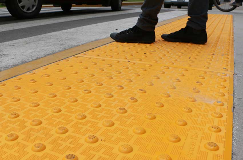 La Peatonal tendrá baldosas podotáctiles para personas ciegas