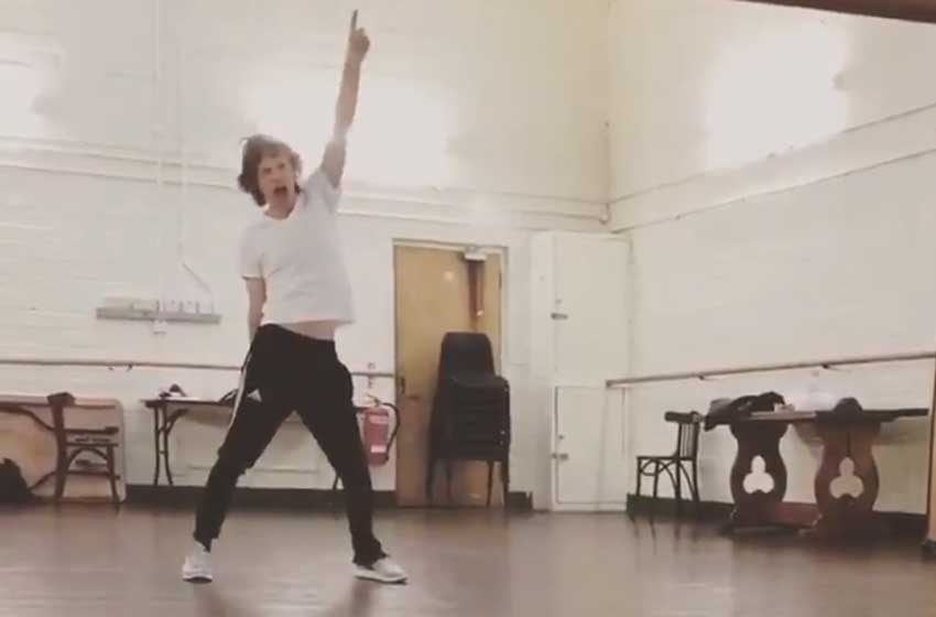 Mick Jagger mueve las caderas después de una cirugía de corazón