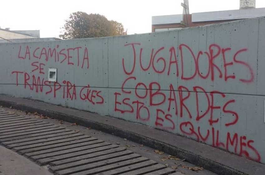El Polideportivo apareció con pintadas contra el plantel de Quilmes