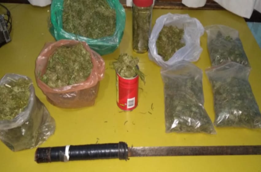 Lo allanaron por amenazar a un vecino y encontraron un kilo de marihuana