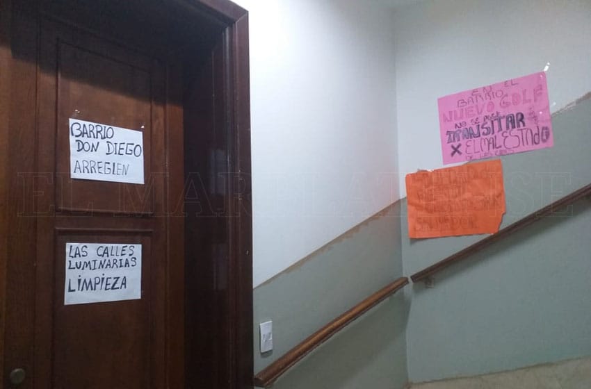 Vecinos de barrios del sur pegaron carteles en la oficina del Intendente