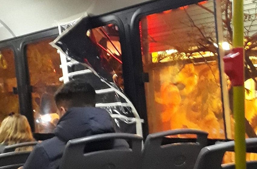 Una pasajera denunció que viajó en un colectivo con la ventana rota