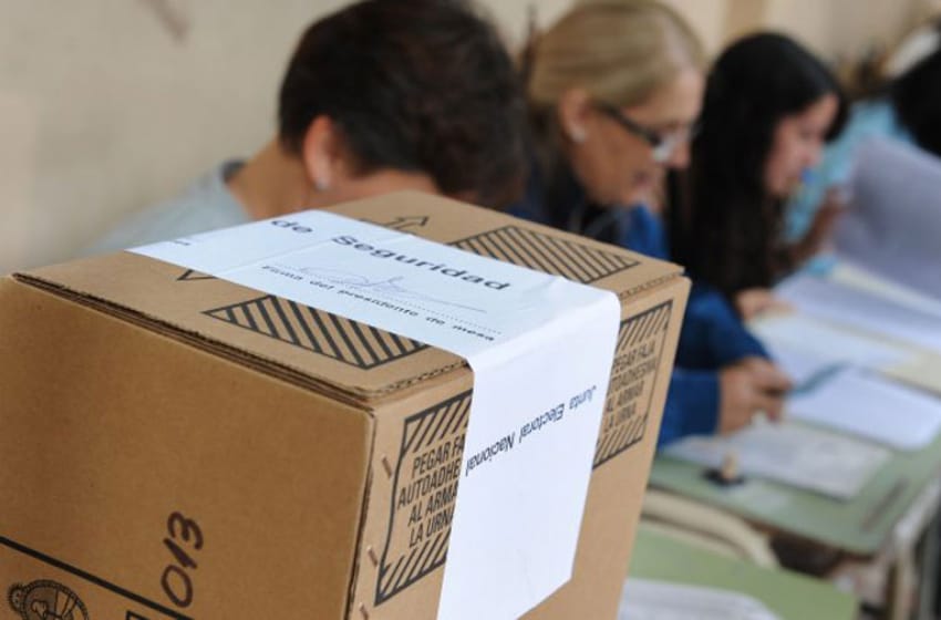 En medio de las negociaciones para postergar las PASO, Kicillof convocó a elecciones Primarias
