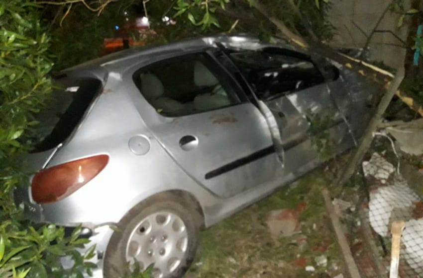 Un vehículo se incrustó en una vivienda de Batán durante la madrugada