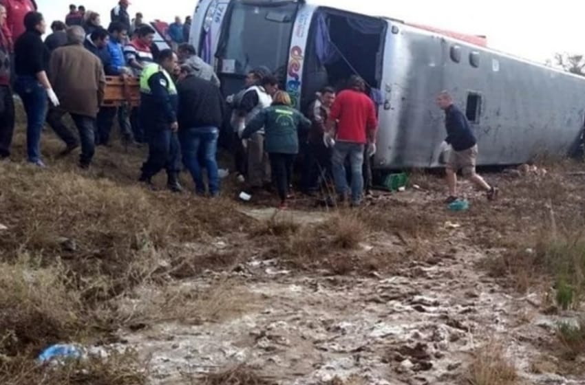 Accidente en Tucumán: 13 muertos y 30 heridos tras el vuelco de un colectivo